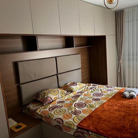 Elegant Apartment In City Centre Pristina Esterno foto