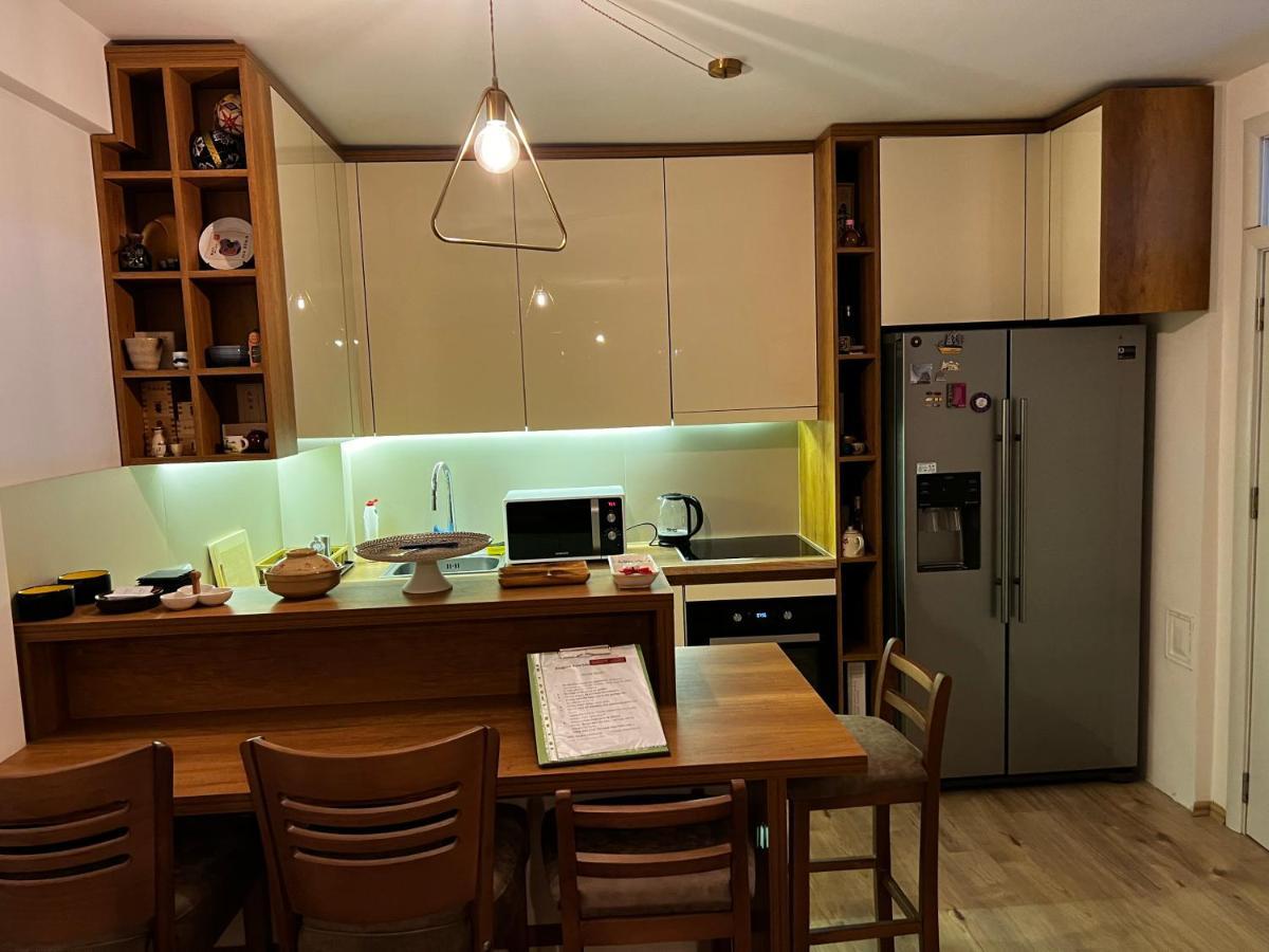 Elegant Apartment In City Centre Pristina Esterno foto