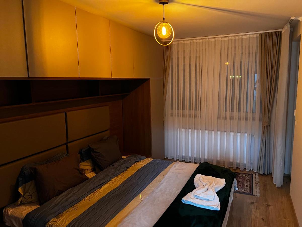 Elegant Apartment In City Centre Pristina Esterno foto