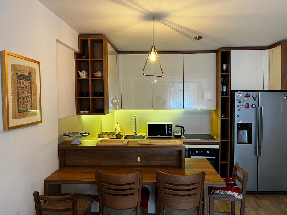 Elegant Apartment In City Centre Pristina Esterno foto