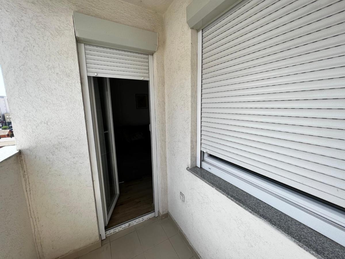 Elegant Apartment In City Centre Pristina Esterno foto