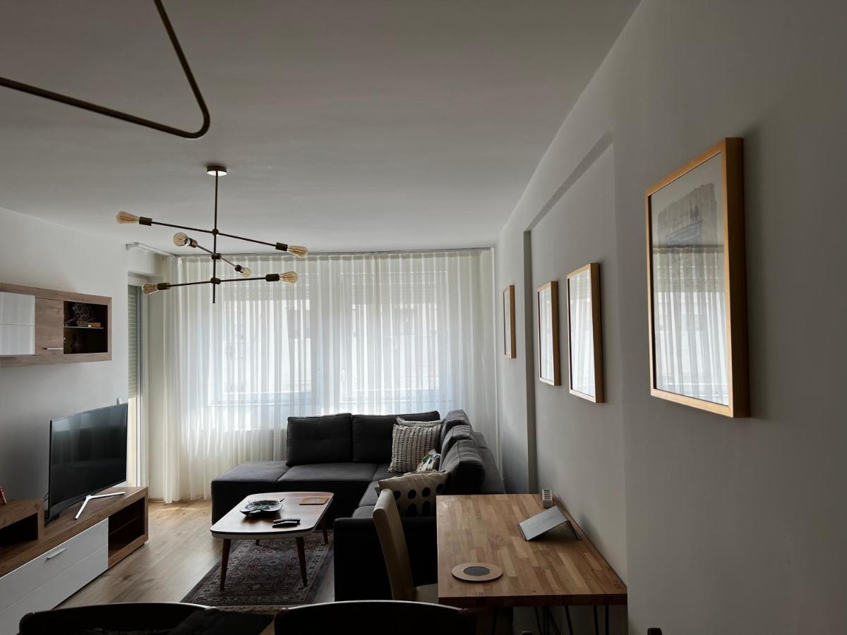 Elegant Apartment In City Centre Pristina Esterno foto