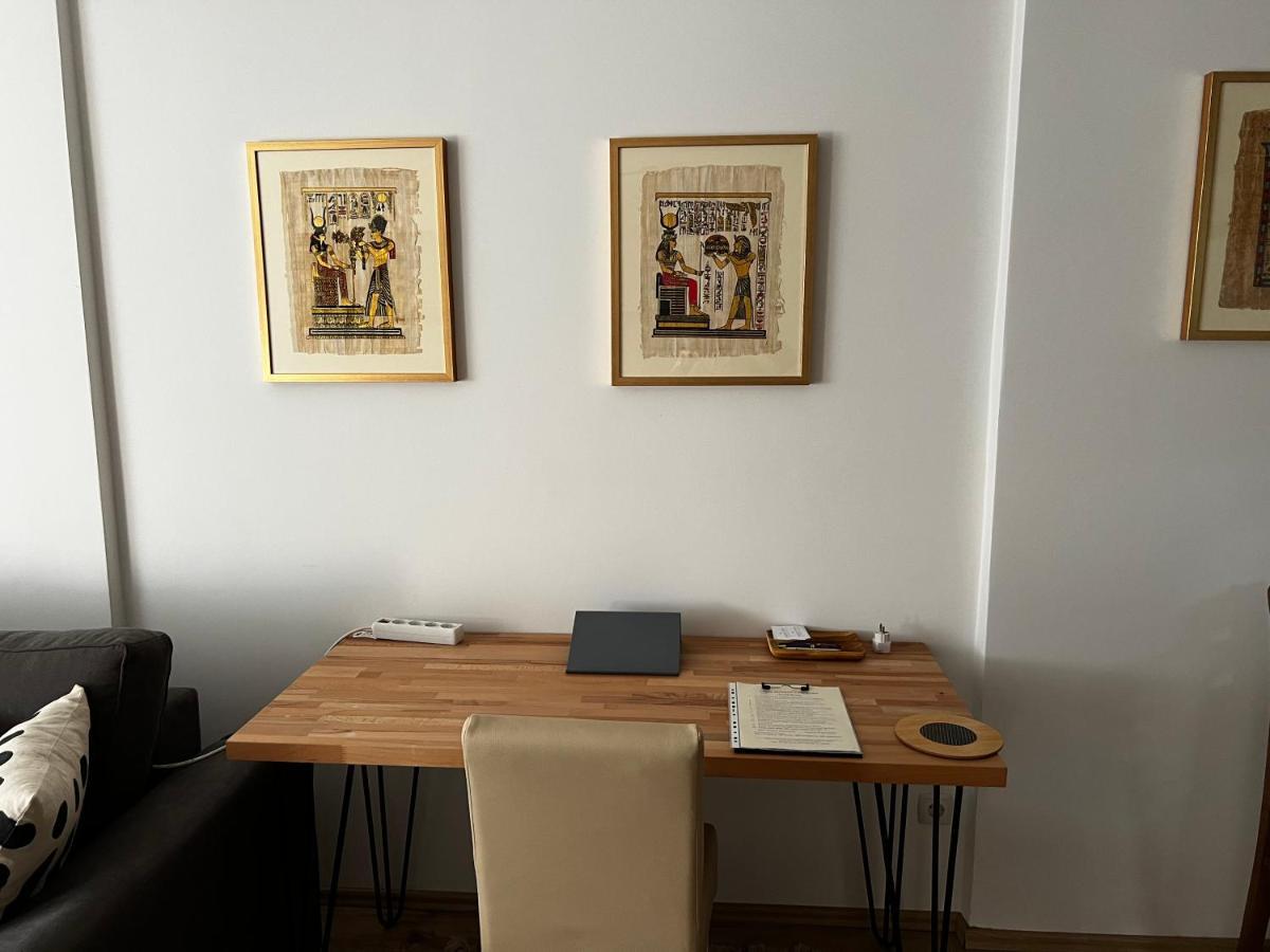 Elegant Apartment In City Centre Pristina Esterno foto