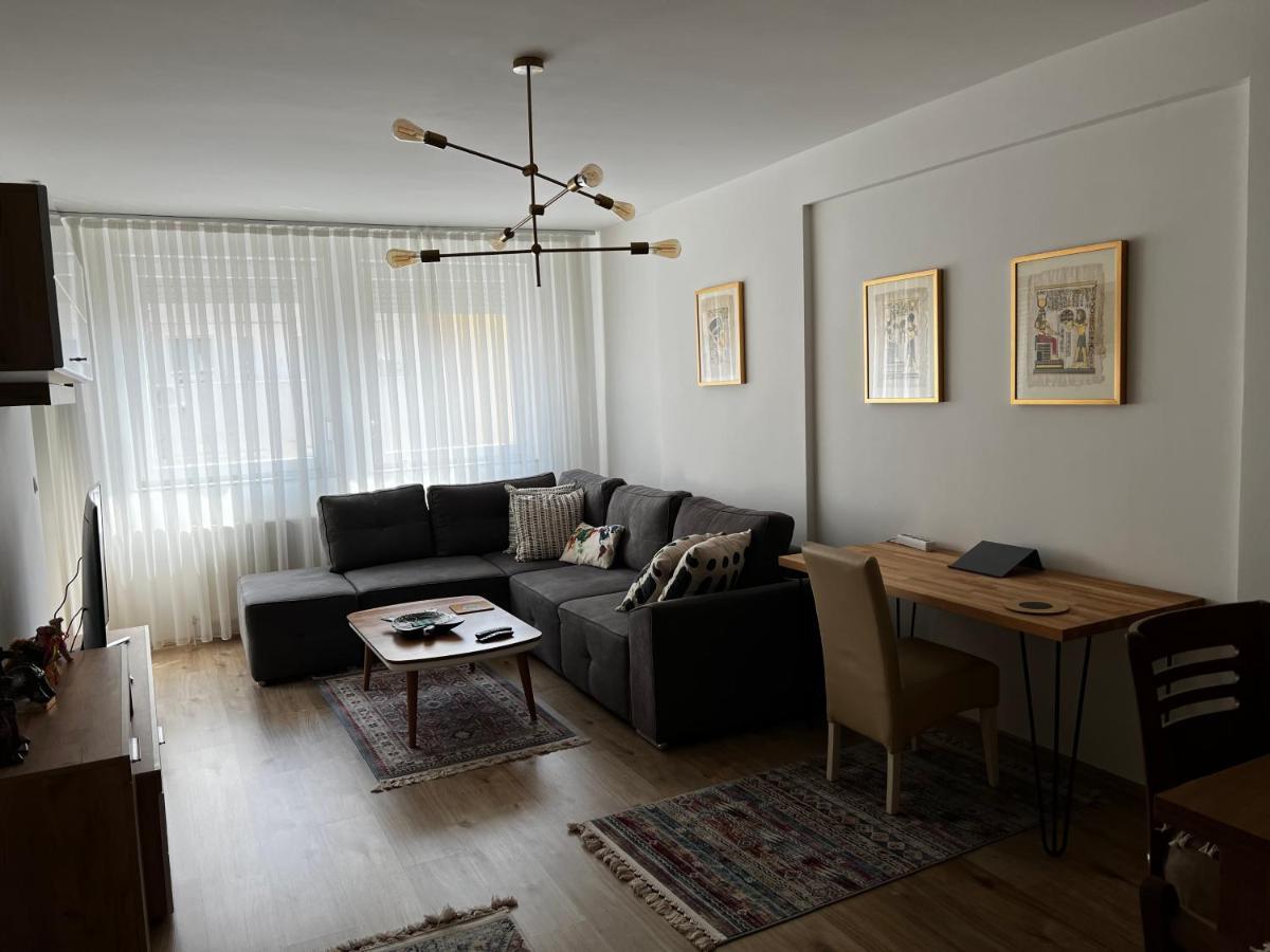 Elegant Apartment In City Centre Pristina Esterno foto