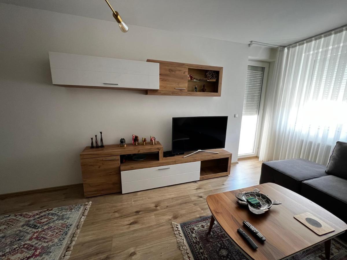 Elegant Apartment In City Centre Pristina Esterno foto