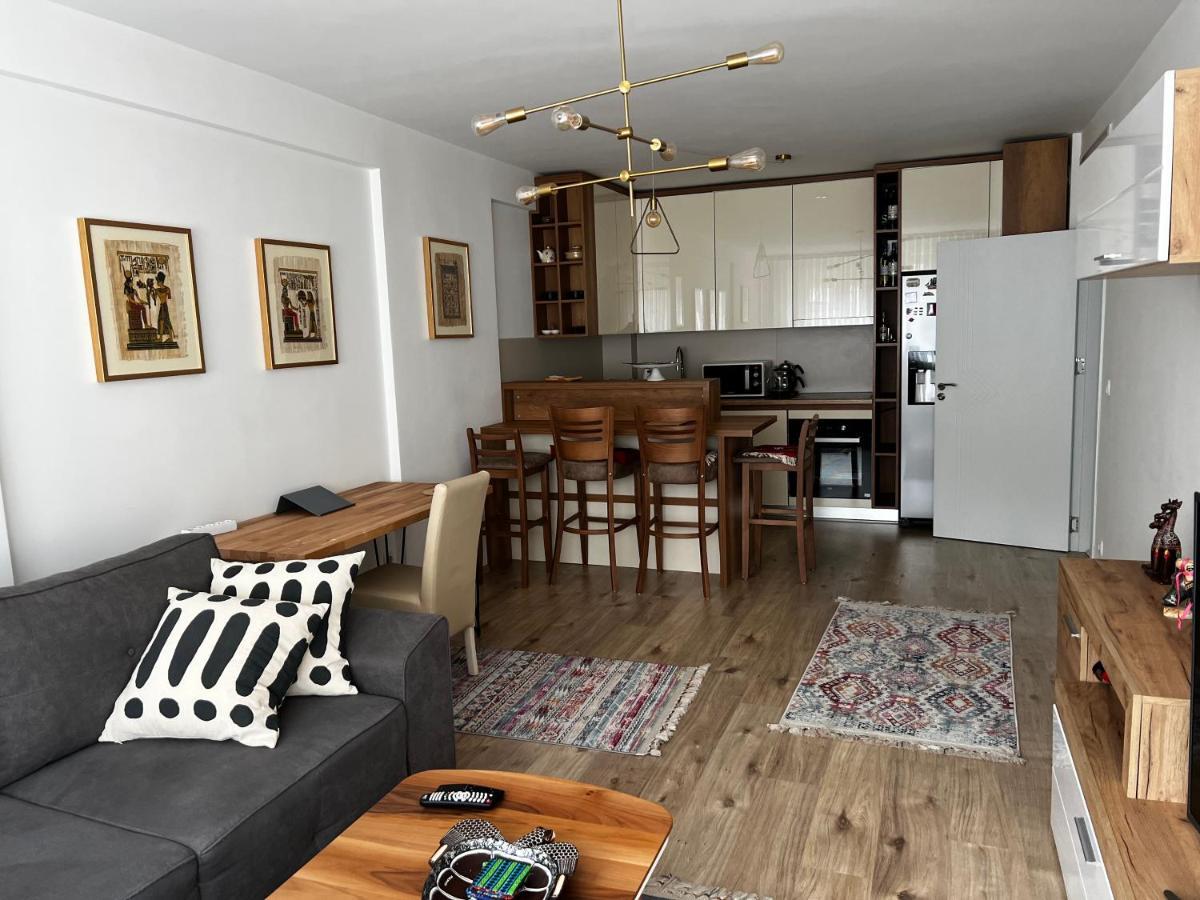 Elegant Apartment In City Centre Pristina Esterno foto