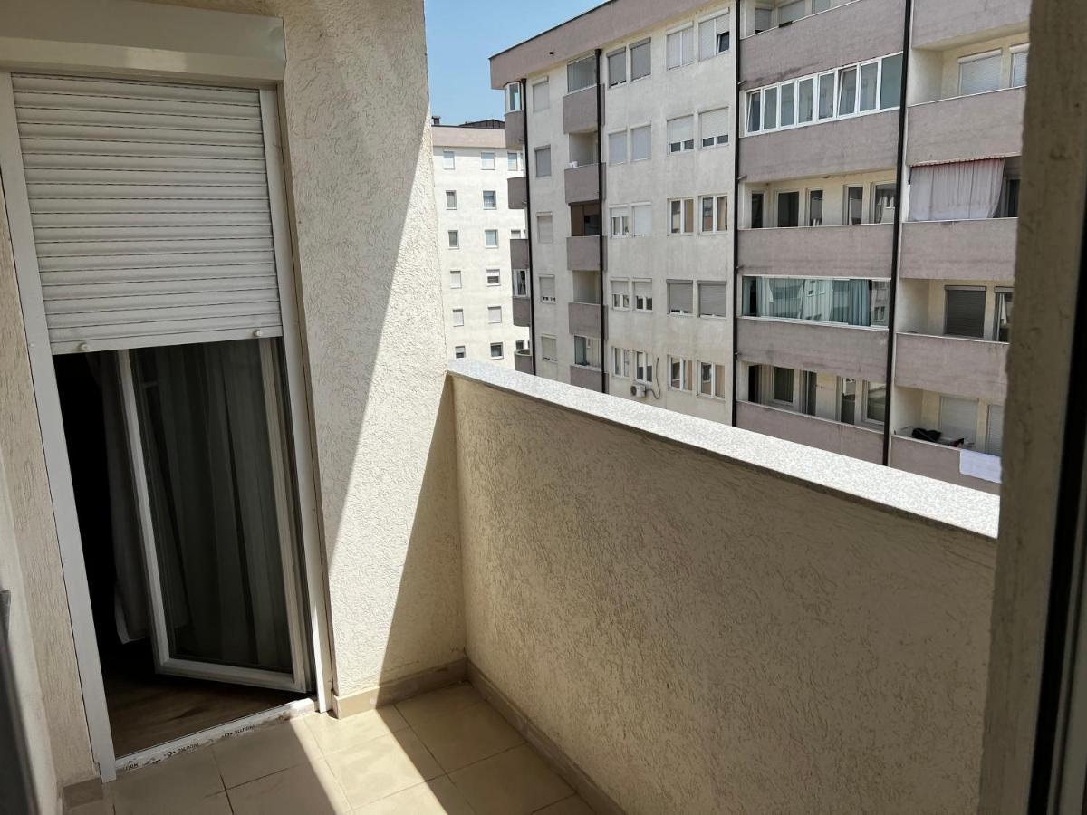 Elegant Apartment In City Centre Pristina Esterno foto