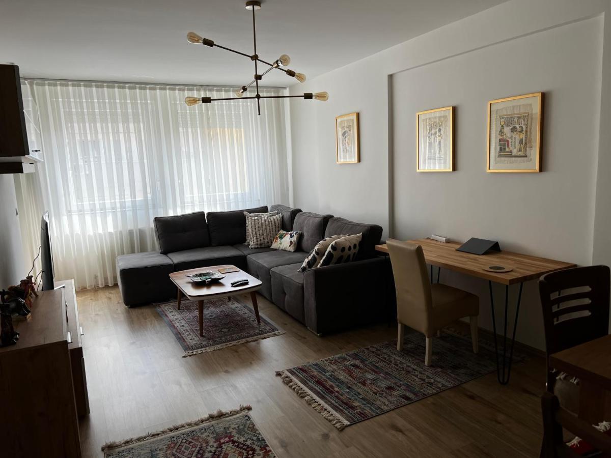 Elegant Apartment In City Centre Pristina Esterno foto