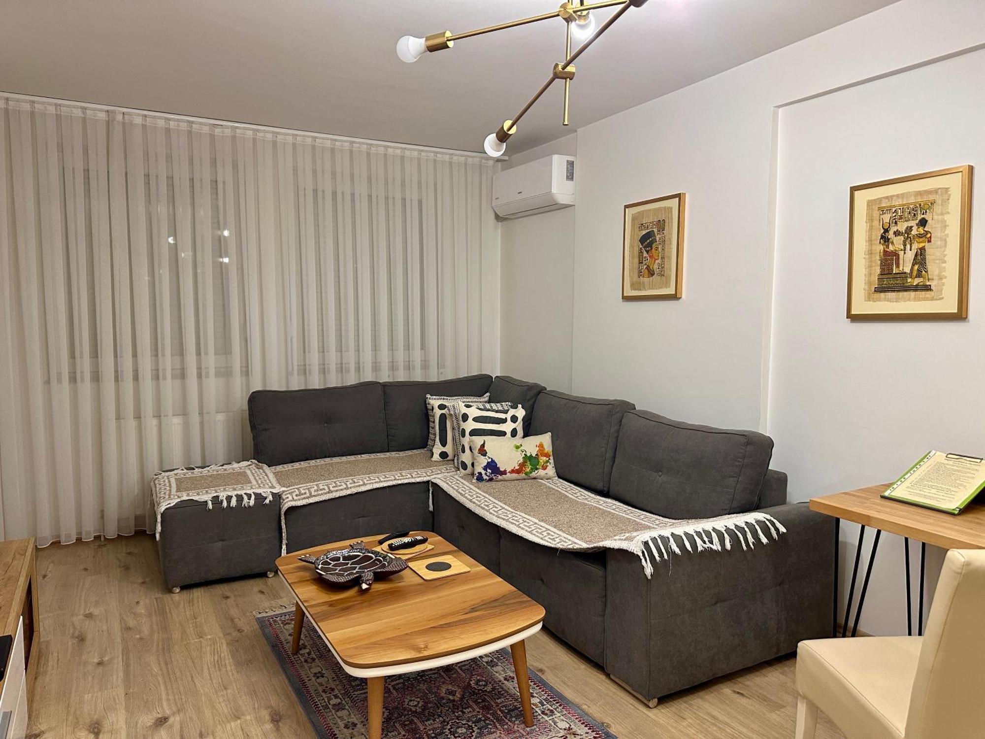 Elegant Apartment In City Centre Pristina Esterno foto